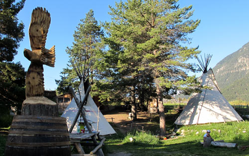 Camping sous tipi sioux aux alberts dans la vall&eacute;e de la Clar&eacute;e