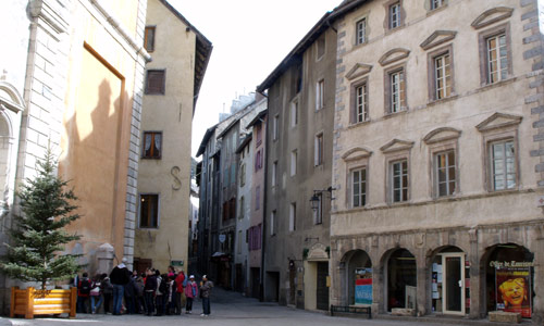 La place du Temple et la maison des Templiers qui abrite l'office du tourisme de Briançon.