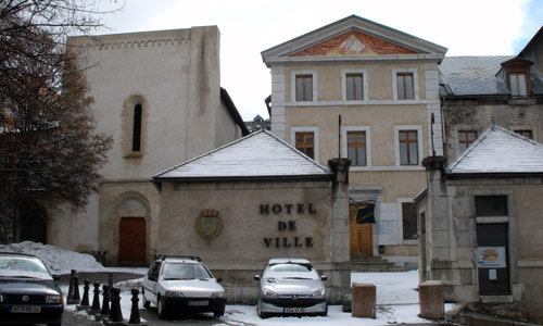 L'église des Cordeliers et l'Hôtel de Ville de Briançon.