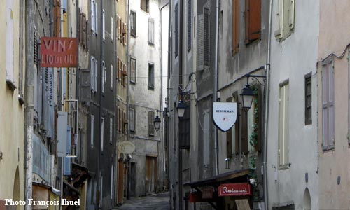 La rue du Temple de la Cité Vauban à Briançon.