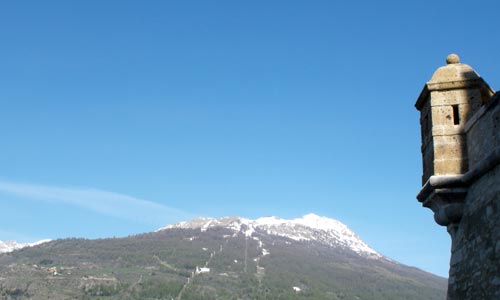 Le Prorel (2572m) au dessus de la Cité Vauban à Briançon.