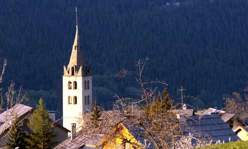 Le clocher de Puy Saint Pierre dans les Hautes Alpes.