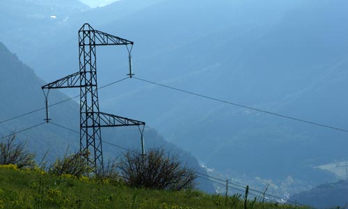 Pylone électrique au dessus de Puy Saint Pierre dans les Hautes Alpes.