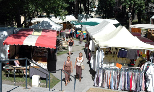 Brocante dans le jardin Chanoine Motte à Briançon