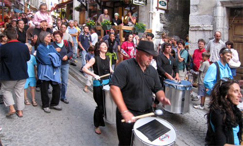 Grande rue ou Grande Gargouille : la rue commerçante de la cité Vauban à Briançon.