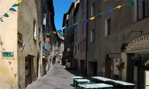 La rue du Temple dans la cité Vauban de Briançon.