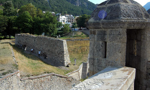 Travaux dans les remparts à Briançon.