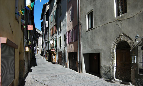 La rue du Temple de la Cité Vauban à Briançon