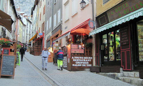Grande rue ou Grande Gargouille : la rue commerçante de la cité Vauban à Briançon.