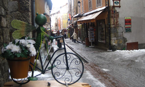 Grande rue ou Grande Gargouille : la rue commerçante de la cité Vauban à Briançon.