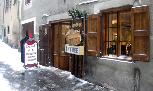 la rue du Temple dans la cité Vauban de Briançon.
