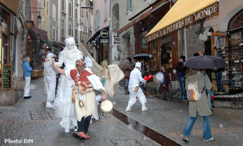Grande rue ou Grande Gargouille : la rue commerçante de la cité Vauban à Briançon.