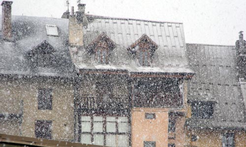 Immeubles sur les remparts de la cité Vauban à Briançon.