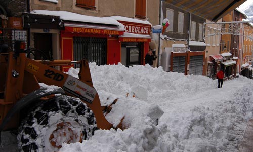 Grande rue ou Grande Gargouille : la rue commerçante de la cité Vauban à Briançon.