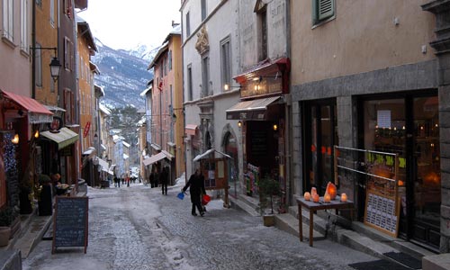 Grande rue ou Grande Gargouille : la rue commerçante de la cité Vauban à Briançon.