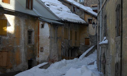 Une ruelle de la cité Vauban à Briançon.