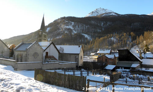 Le village de Chantemerle dans la vallée de la Guisane.