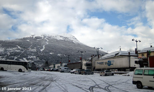 Le Prorel (2572m) au dessus du parking du champ de Mars à Briançon.
