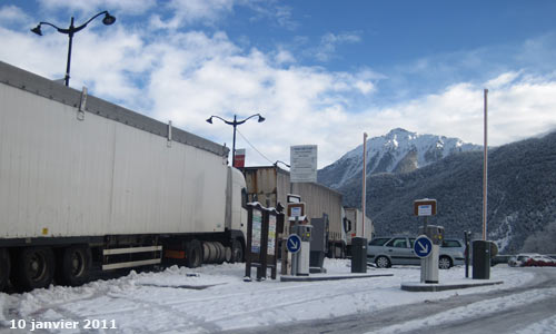 L'entrée du parking du champ de Mars à Briançon.
