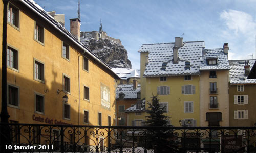 La place d'Armes au centre de la cité Vauban de Briançon.