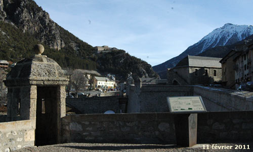 Le fort des Salettes vu des remparts de la Cité Vauban à Briançon.