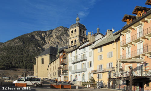 L'avenue Vauban dans la cité Vauban à Briançon.