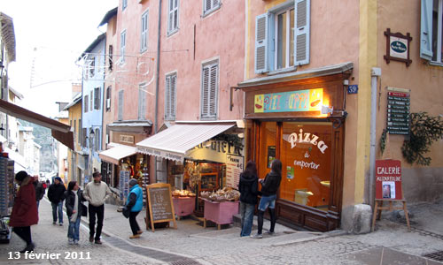Grande rue ou Grande Gargouille : la rue commerçante de la cité Vauban à Briançon.