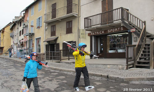 Patrick Sports : le magasin de location de skis dans l'avenue Vauban à Briançon. 