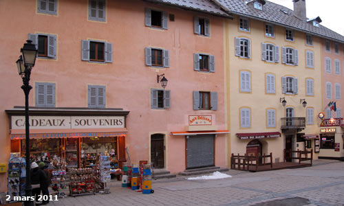 La place d'Armes est un vaste espace au coeur de la cité Vauban à Briançon.