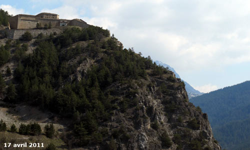 Le fort des Salettes sur son replat domine la Cité Vauban de Briançon.