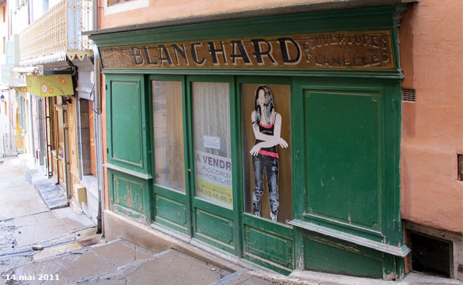 Un ancien commerce rue Mercerie dans la cité Vauban de Briançon.