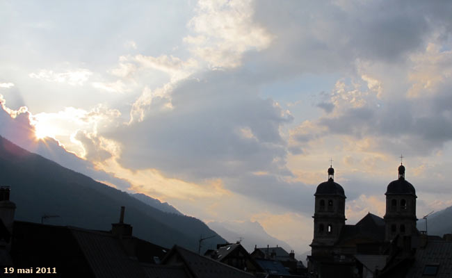 Fin de soirée sur la Cité Vauban de Briançon.