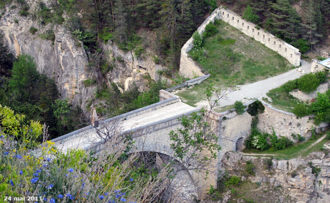 Le pont d'Asfeld franchit la Durance par une arche de 40 m à 56 m au dessus de la rivière. 