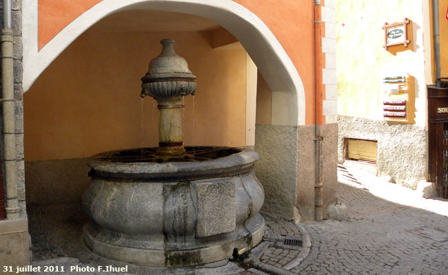 La fontaine François 1er de la cité Vauban à Briançon.