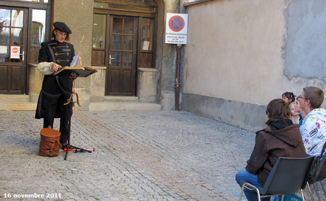 Le Crieur public dans la cité Vauban de Briançon.