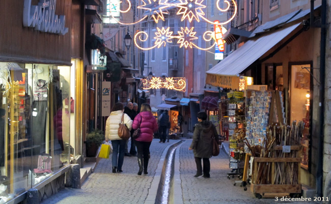 Grande rue ou Grande Gargouille : la rue commerçante de la cité Vauban à Briançon.