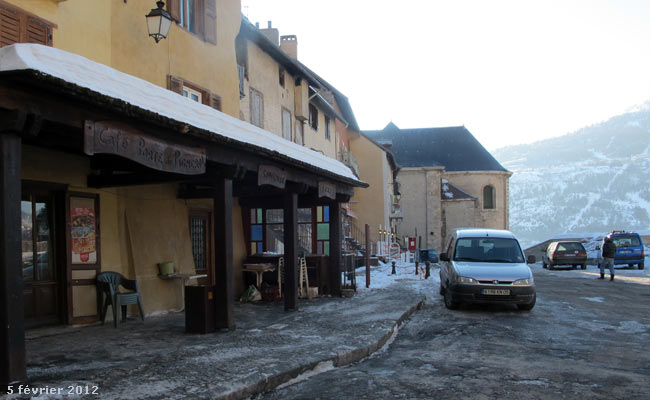 Place Dauphine dans la cité Vauban à Briançon.