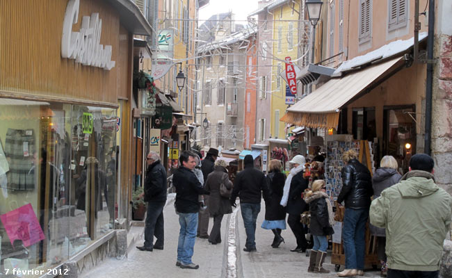 Grande rue ou Grande Gargouille : la rue commerçante de la Cité Vauban à Briançon.