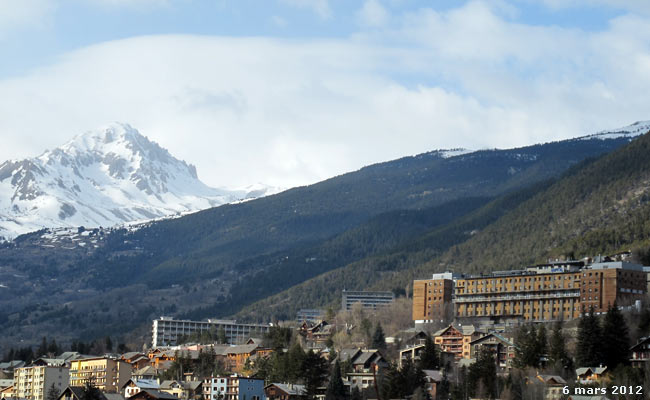 Le Grand Aréa (2868m) et et le Centre Hospitalier des Escartons à Briançon.