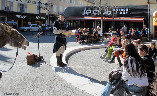 Le CRieur public et son âne Place Centrales à Briançon.