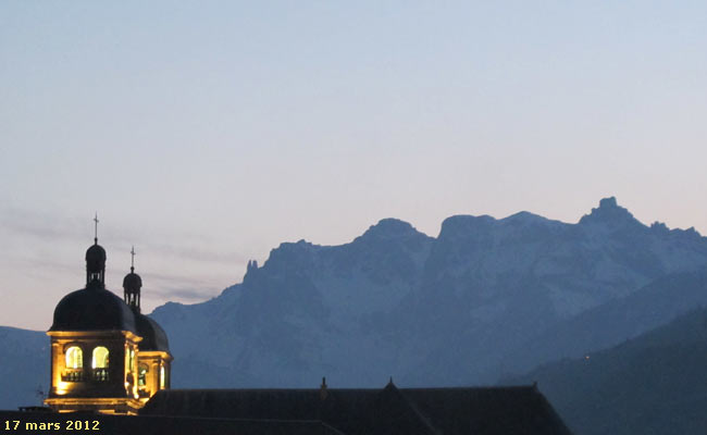 Les tours de la Collégiale à Briançon devant le Montbrison