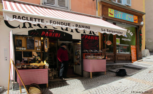Grande rue ou Grande Gargouille : la rue commerçante de la Cité Vauban à Briançon.