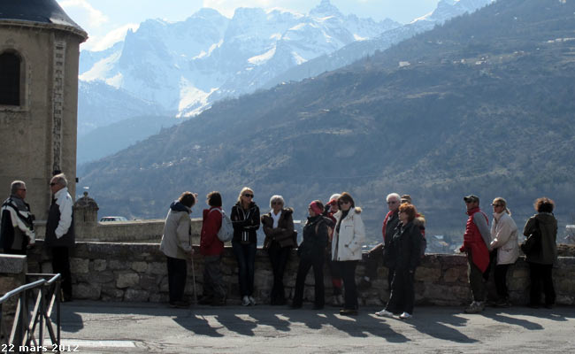 Des touristes Porte Dauphine à Briançon.