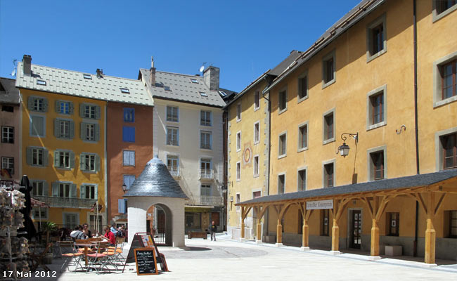 La place d'Armes de la cité Vauban était utilisée au XVII° siècle pour le passage en revue des troupes.