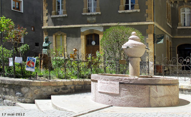 La fontaine Persens est située sur le square du même nom en bas de la grande Gargouille de la cité Vauban.