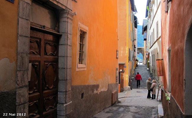 Rue Porte Méane dans la cité Vauban de Briançon.