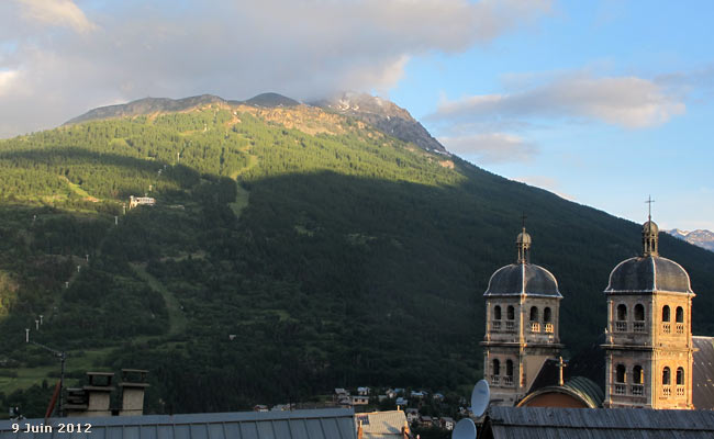 Le Prorel (2572m) au dessus de la Cité Vauban à Briançon.