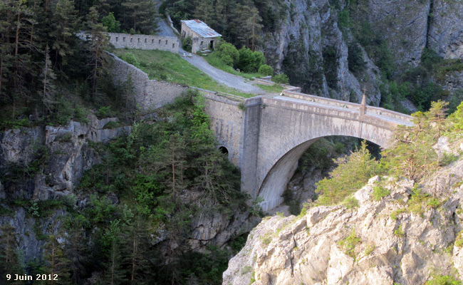 Le pont d'Asfeld franchit la Durance par une arche de 40 m à 56 m au dessus de la rivière.