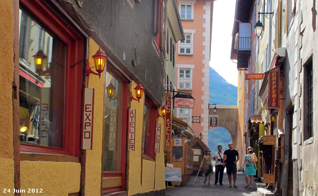 Rue porte Méane dans la cité Vauban de Briançon.