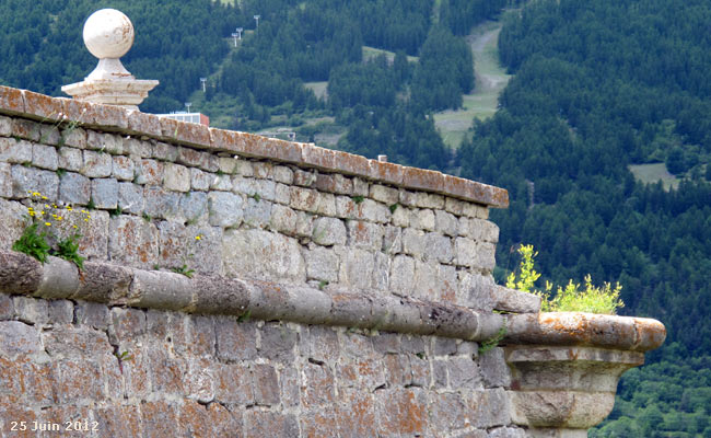 Une muraille de la Cité Vauban de Briançon.